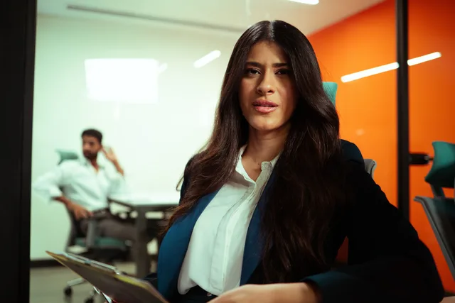 Confident young businesswoman with long hair in a stylish office. Professional and focused demeanor. Kündigung und Rücktritt bei Dienstleistungsverträgen: Fristen und Formen