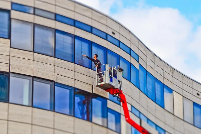 architecture, facade, building, modern, window, window cleaner, pallet truck, house, structure, office building, geometric, bluish, glass, city, dusseldorf, to clean, clean, kö-bogen, tilt shift, miniature effect, window cleaner, window cleaner, window cleaner, window cleaner, window cleaner. Ortsansässige versus überregionale Dienstleister: Vor- und Nachteile nach Auftragstyp