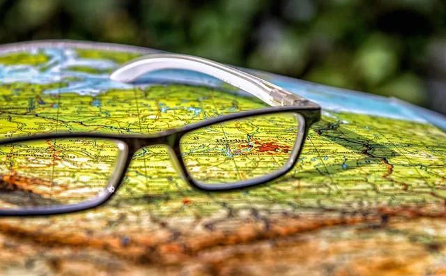 map, germany, berlin, capital city, glasses, close up, detail, europe, destination, atlas, berlin, berlin, berlin, atlas, atlas, atlas, atlas, atlas. Regionale Anbietersuche: Bundesland, Bezirk und Erreichbarkeit als Auswahlkriterien