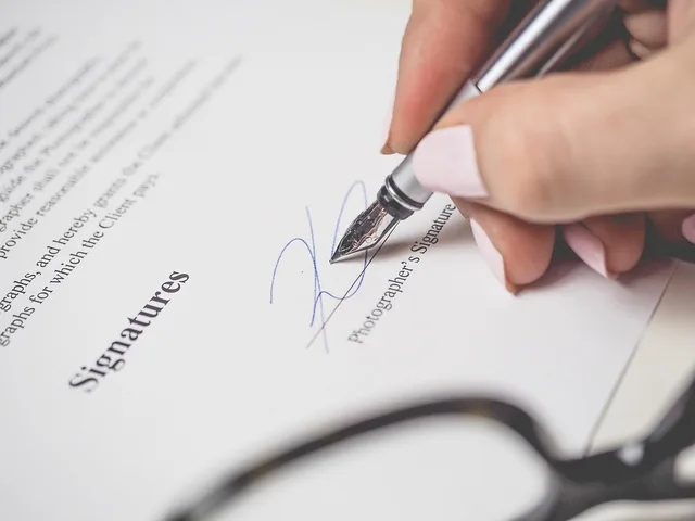 penmanship, pen, signature, document, work, sign, contract, data, office, paper, deal, signature, signature, signature, contract, contract, contract, contract, contract. Werkvertrag oder freier Dienstvertrag: Abgrenzung für Auftraggeber