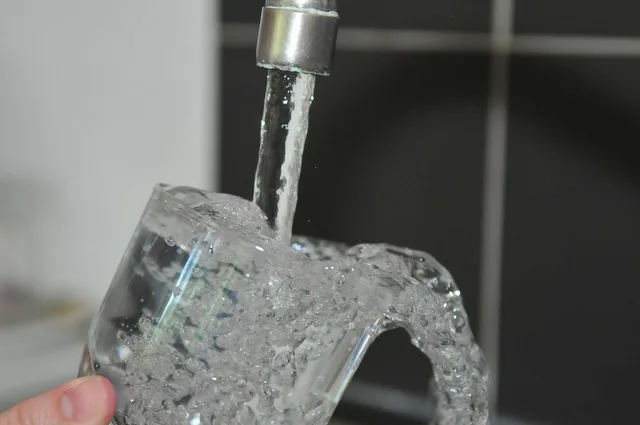 wasser, glass, natur, wasserhahn. Wie beschreibe ich meine Dienstleistung als Auftraggeber richtig?