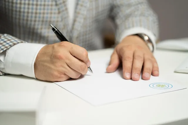 man, sign, paper, write, document, contract, signing, agreement, signature, signing document, signing contract, signing paper, sign, contract, contract, contract, contract, contract, signing, agreement, signature, signature. Zuschlagskriterien festlegen: Gewichtung von Preis, Qualität und Termin